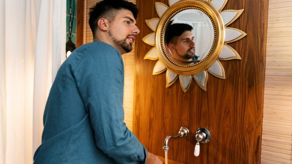 According to Vastu Shastra mirrors kept in the house and direction tips According to Vastu Shastra mirrors kept in the house and direction tips