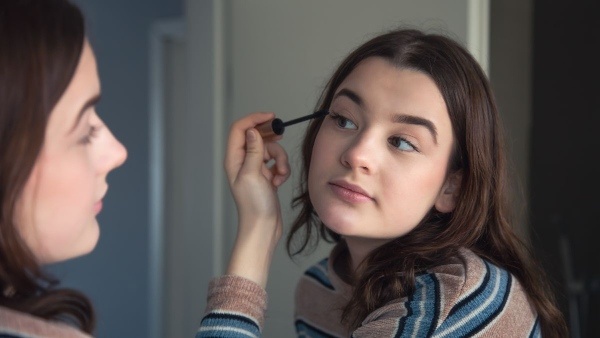 Making these mistakes while applying kohl to your eyes lead to eye problems Making these mistakes while applying kohl to your eyes lead to eye problems