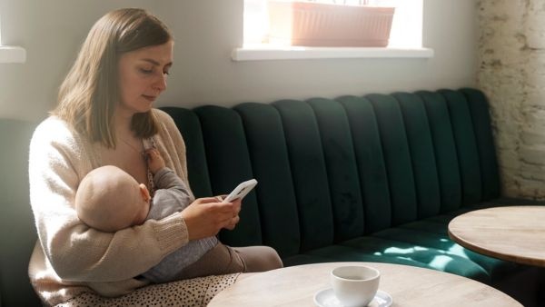 breastfeed while looking at a mobile phone dangerous to mother and infant health breastfeed while looking at a mobile phone dangerous to mother and infant health