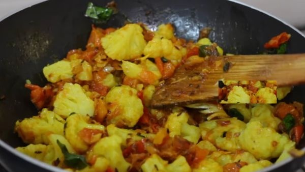 Cauliflower pepper fry recipe best side dish for sambar and rasam preparation on telugu Cauliflower pepper fry recipe best side dish for sambar and rasam preparation on telugu