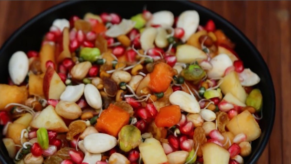 A multivitamin nut salad that provides a full range of vitamins for everyone A multivitamin nut salad that provides a full range of vitamins for everyone