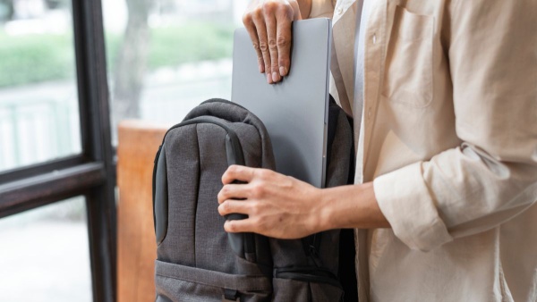 Do not keep your office bag this way affects career and financial situation Do not keep your office bag this way affects career and financial situation
