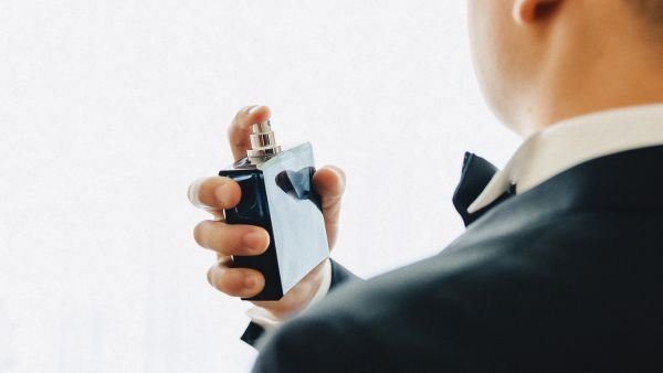 These mistakes made while spraying perfume reduce the fragrance