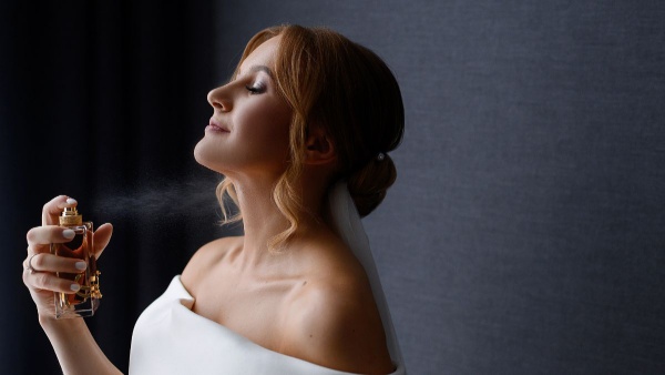 These mistakes made while spraying perfume reduce the fragrance