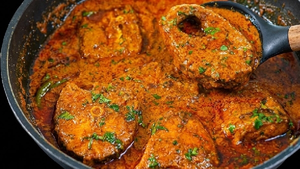Tamilnadu style fish curry how to make tasty chepala pulusu recipe in telugu