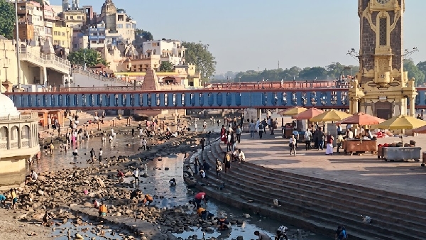 Ganga River Dries Up in Haridwar Devotees are Bathing with Mugs Watch Viral Video Ganga River Dries Up in Haridwar Devotees are Bathing with Mugs Watch Viral Video