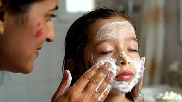 Holi 2026: How to Remove Holi Colors from Kids’ Faces? Easy & Safe Color Removal Tips for Children